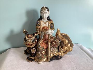 GuanYin assis sur le lion Fo Satsuma, XIXe. 200/BHa.  disponible aux enchères