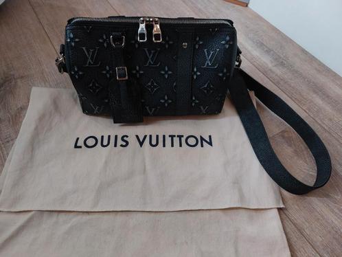 Louis Vuitton Keepall Monogram Empreinte vervaagde tas, Handtassen en Accessoires, Tassen | Schoudertassen, Zo goed als nieuw
