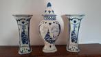 Set van drie blauwe vazen  gemarkt Delft, Antiek en Kunst, Ophalen