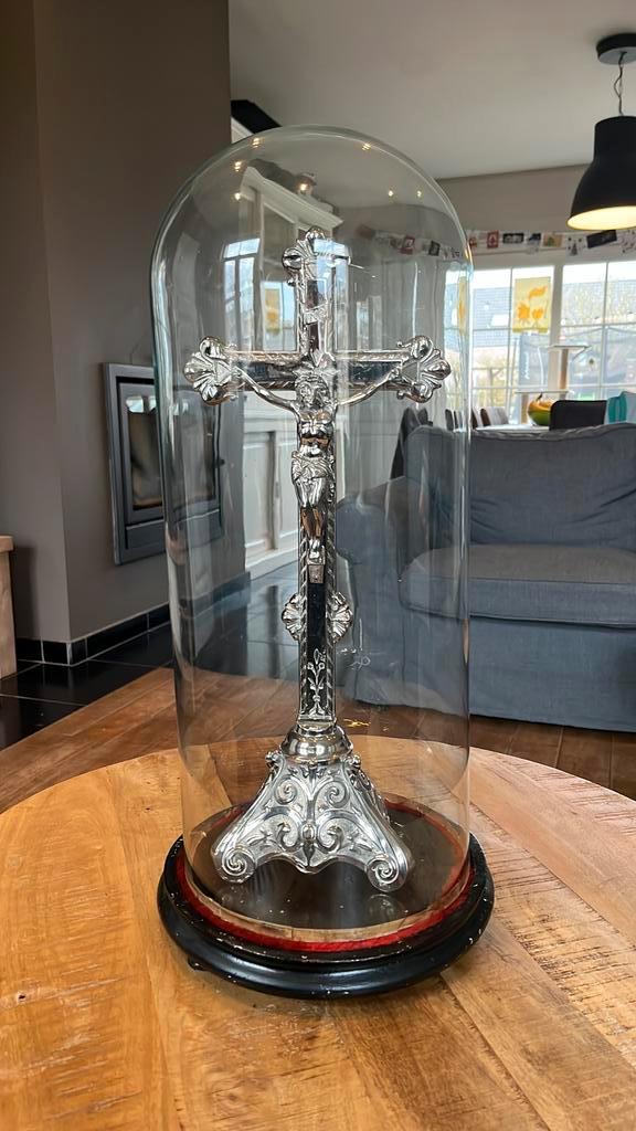 Oud Kruisbeeld onder een glazen stolp, Maison & Meubles, Accessoires pour la Maison | Cloches, Utilisé, Enlèvement