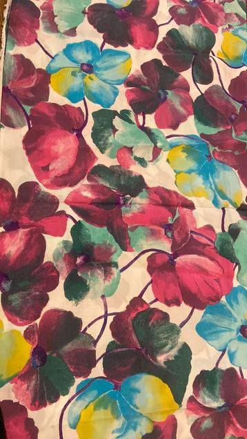 Bloemetjes stof roze-blauw-geel-groen beschikbaar voor biedingen