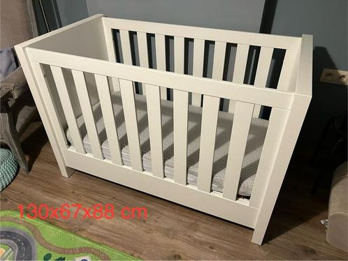 Lit cage bébé Vipack avec matelas anti allergique 120x60 cm, Enfants & Bébés, Chambre d'enfant | Chambres d'enfant complètes, Utilisé