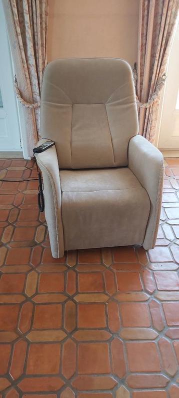 ELEKTRISCHE RELAXFAUTEUIL MET LIFT beschikbaar voor biedingen