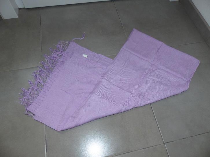 Lila sjaal - prima en nette staat, Kleding | Dames, Mutsen, Sjaals en Handschoenen, Zo goed als nieuw, Sjaal, Ophalen of Verzenden