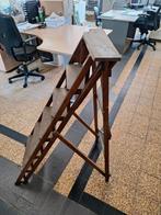 Ancienne escabelle en bois -- objet décoratif