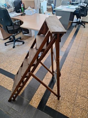 Ancienne escabelle en bois -- objet décoratif  beschikbaar voor biedingen