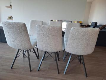 6 opnieuw gestoffeerde stoelen van Henders and Hasel beschikbaar voor biedingen