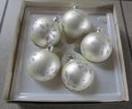5 wit-zilverachtige kerstballen met glitter sneeuwkristallen, Ophalen of Verzenden, Gebruikt