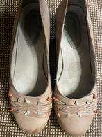 Speelse beige schoentjes met gekleurde knoopjes-maat 37, Schoenen met lage hakken, Beige, Ophalen of Verzenden, Zo goed als nieuw
