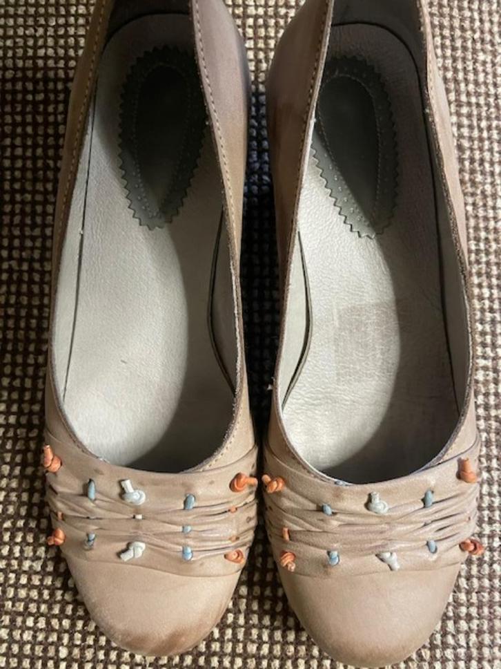 Speelse beige schoentjes met gekleurde knoopjes-maat 37, Kleding | Dames, Schoenen, Zo goed als nieuw, Schoenen met lage hakken