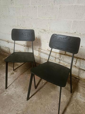 Zwarte houten stoelen, 4 stuks  beschikbaar voor biedingen