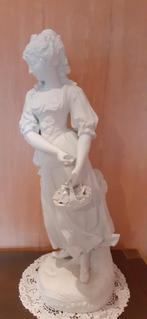 Sculpture en Biscuit . Grande Dame avec panier., Enlèvement