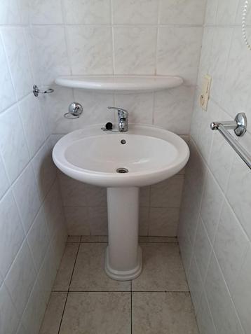 Badkamer lavabo + kraan + accessoires beschikbaar voor biedingen