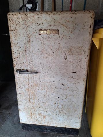 Oude vintage SEM koelkast  decoratief gratis