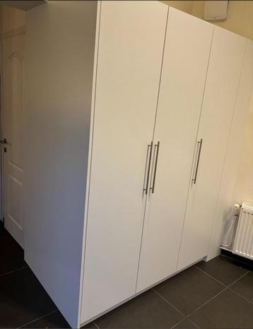 Ruime stevige opbergkast H2150 B1500 D600 beschikbaar voor biedingen