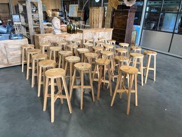 31 houten barkrukken hoogte 70 cm beschikbaar voor biedingen