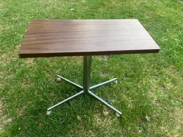 VINTAGE TV TAFEL OP WIELTJES. JAREN 70. beschikbaar voor biedingen