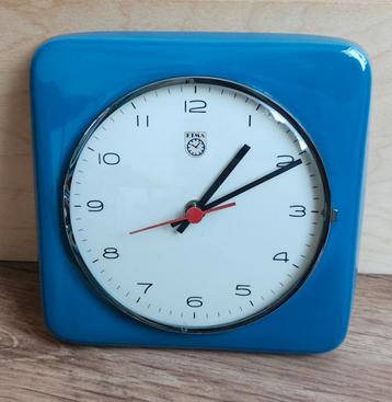 Horloge vintage en céramique bleu beschikbaar voor biedingen