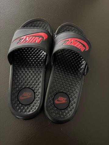 Nike slippers beschikbaar voor biedingen