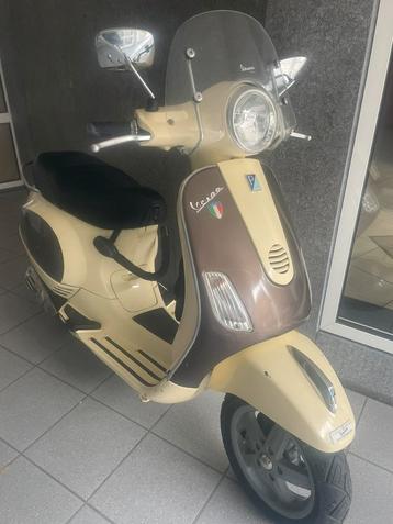 Vespa Beige Bruin Piaggo beschikbaar voor biedingen
