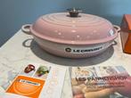 Nieuwe Le Creuset Campagnard 30 cm Shell Pink in de doos, Gietijzer, Nieuw, Ophalen of Verzenden, Keramische plaat