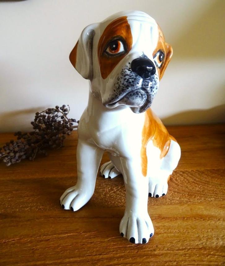 Prachtig handbeschilderd beeld hond, Boxer puppy. H 28 cm, Verzamelen, Beelden en Beeldjes, Zo goed als nieuw, Dier, Ophalen of Verzenden