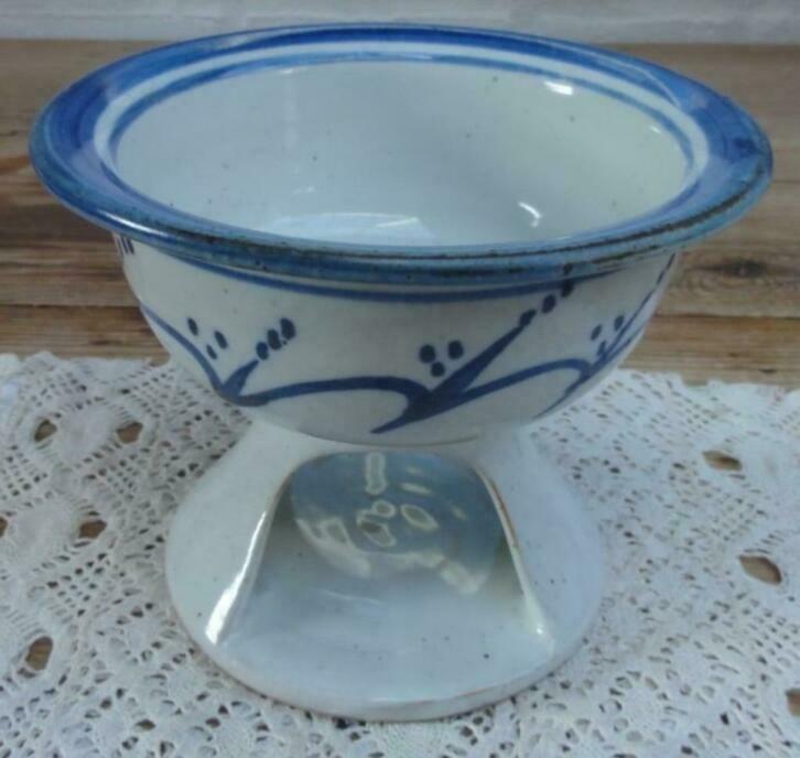 Handgemaakte keramiek warmhoud schaaltje met blauw motief, Antiek en Kunst, Curiosa en Brocante, Ophalen of Verzenden