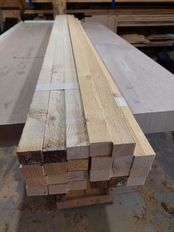 Balkjes gezaagd uit steigerhout planken  beschikbaar voor biedingen