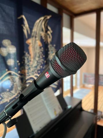Zangmicrofoon met statief beschikbaar voor biedingen
