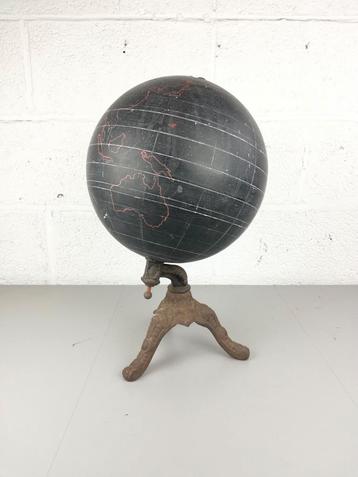 Antieke wereldbol / krijtbol beschikbaar voor biedingen