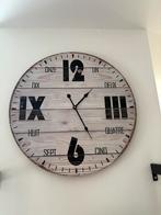 Mooie wandklok in houtlook van 58 cm diameter, Huis en Inrichting, Woonaccessoires | Klokken, Ophalen, Zo goed als nieuw, Analoog