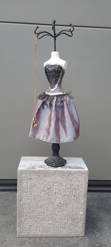 Juwelenhouder mannequin. beschikbaar voor biedingen