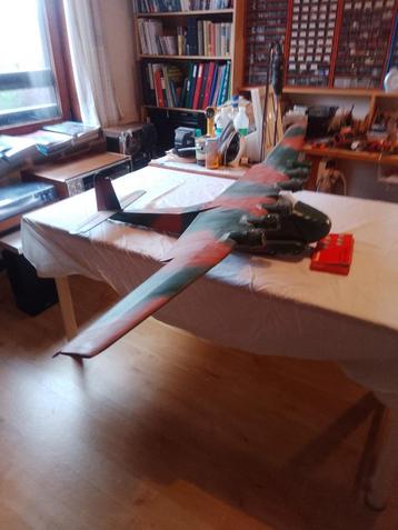 Radiogestuurd vliegtuig beschikbaar voor biedingen