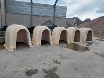 5 kalveriglo, kalverhok, kalverhut, schuilhok/hut, runderen beschikbaar voor biedingen