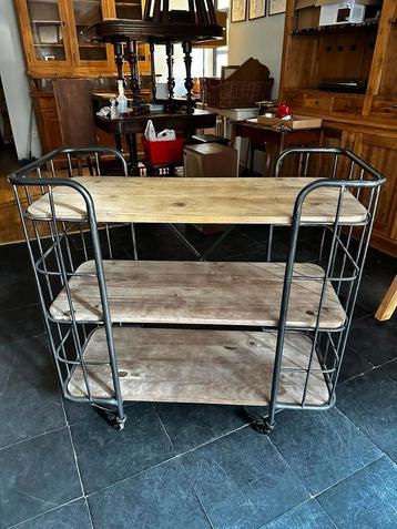 Karretje industrieel look beschikbaar voor biedingen