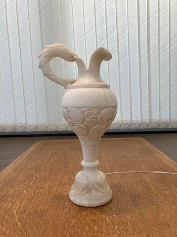 Marmer vaas met lampje beschikbaar voor biedingen