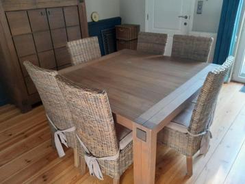 tafel met stoelen beschikbaar voor biedingen