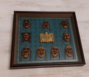 Ophanglijst in glas met Koreaanse maskers beschikbaar voor biedingen