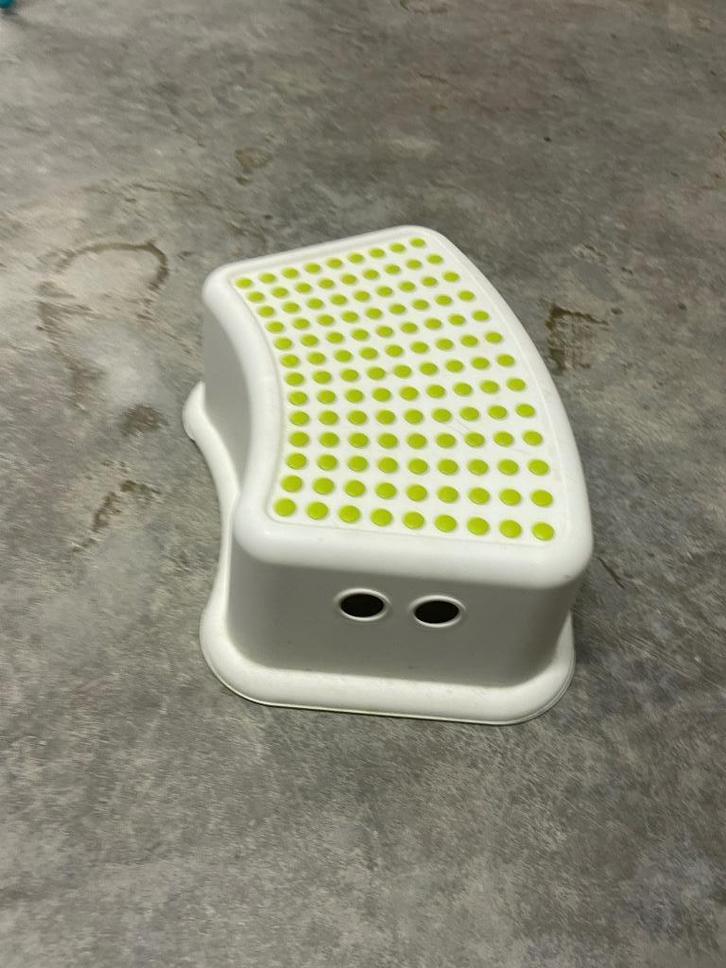 Kinder opstapkrukje – wit met groene antislip, Huis en Inrichting, Badkamer | Badtextiel en Accessoires, Zo goed als nieuw, Wit