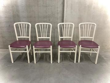 4 houten stoelen in goede staat  beschikbaar voor biedingen