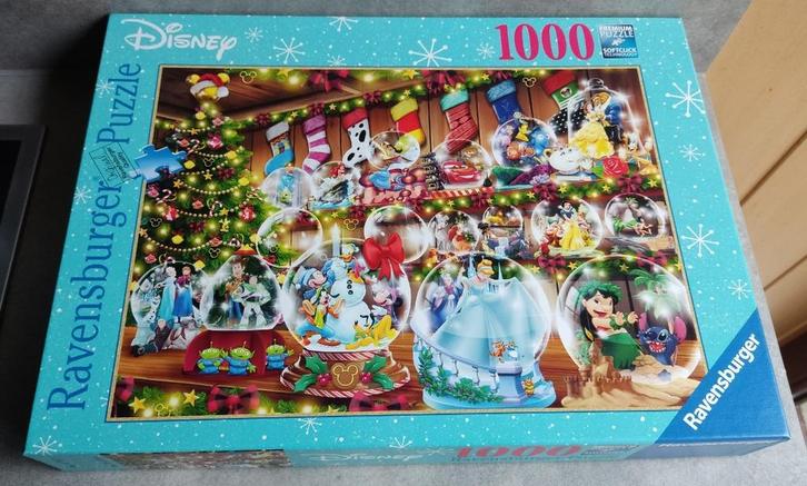 puzzel ravensburger disney sneeuwglobes 1000 stuks kerstmis, Hobby en Vrije tijd, Denksport en Puzzels, Zo goed als nieuw, Legpuzzel