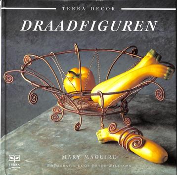 Draadfiguren, Mary Maguire beschikbaar voor biedingen