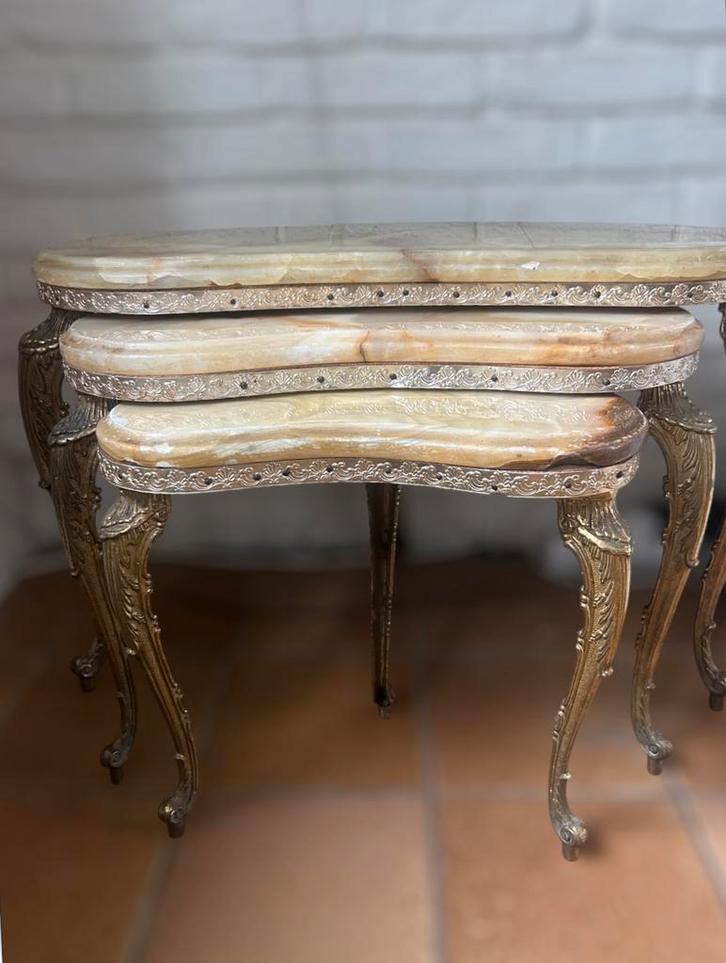 Set niertafeltjes onyx en messing, Antiek en Kunst, Antiek | Meubels | Tafels, Ophalen