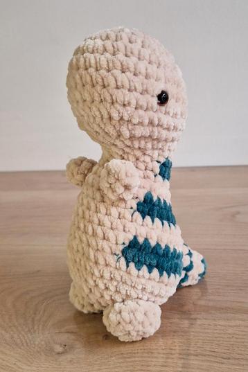 Gehaakte dino beige/groen, Enlèvement ou Envoi, Comme neuf, Cadeau d'accouchement