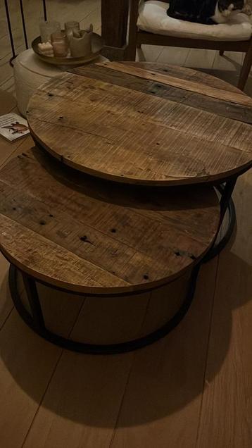 2 eiken salontafels die kunnen in elkaar schuiven beschikbaar voor biedingen