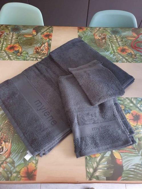 Mylene home & interieur badlinnenset antraciet 3stuks, Huis en Inrichting, Badkamer | Badtextiel en Accessoires, Nieuw, Handdoek