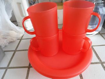 Service Pique-Nique plastique rouge 4 pers assiettes & cvts beschikbaar voor biedingen