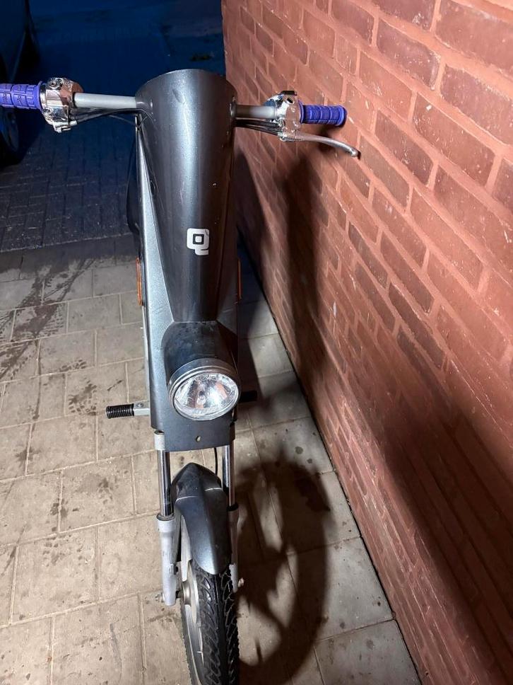 Elektrische bromfiets A, Fietsen en Brommers, Elektrische fietsen, Gebruikt, Qwic, Minder dan 30 km per accu, Ophalen