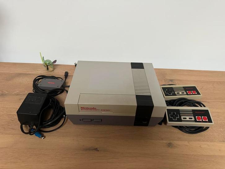 Nintendo NES-console met twee controllers, Games en Spelcomputers, Spelcomputers | Nintendo NES, Gebruikt, Met 2 controllers, Ophalen of Verzenden