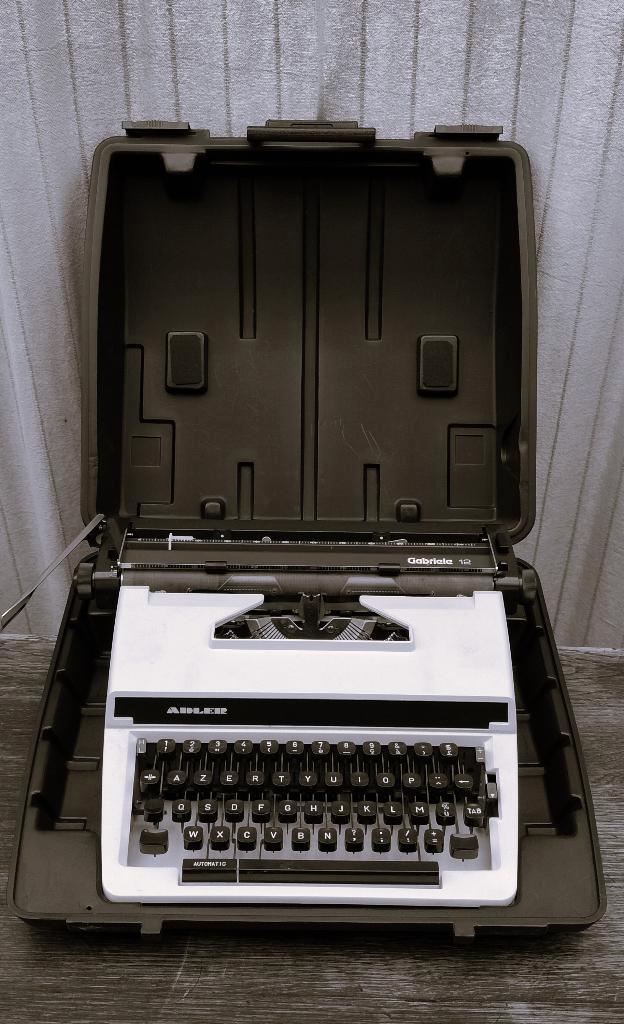 Typemachine Adler Gabriele. GROTE SLEE. A4- en A3-papier., Diversen, Bureau-accessoires, Gebruikt, Ophalen